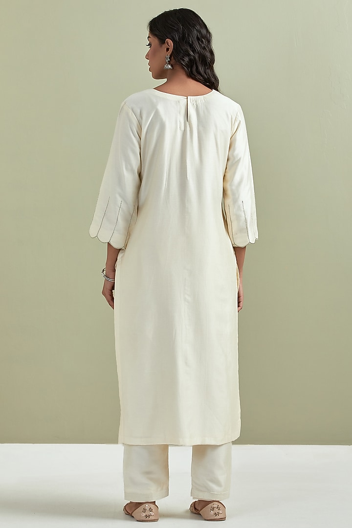 Off-White Chanderi Silk Embroidered Kurta Set by Priya chaudhary at Pernia's Pop Up Shop