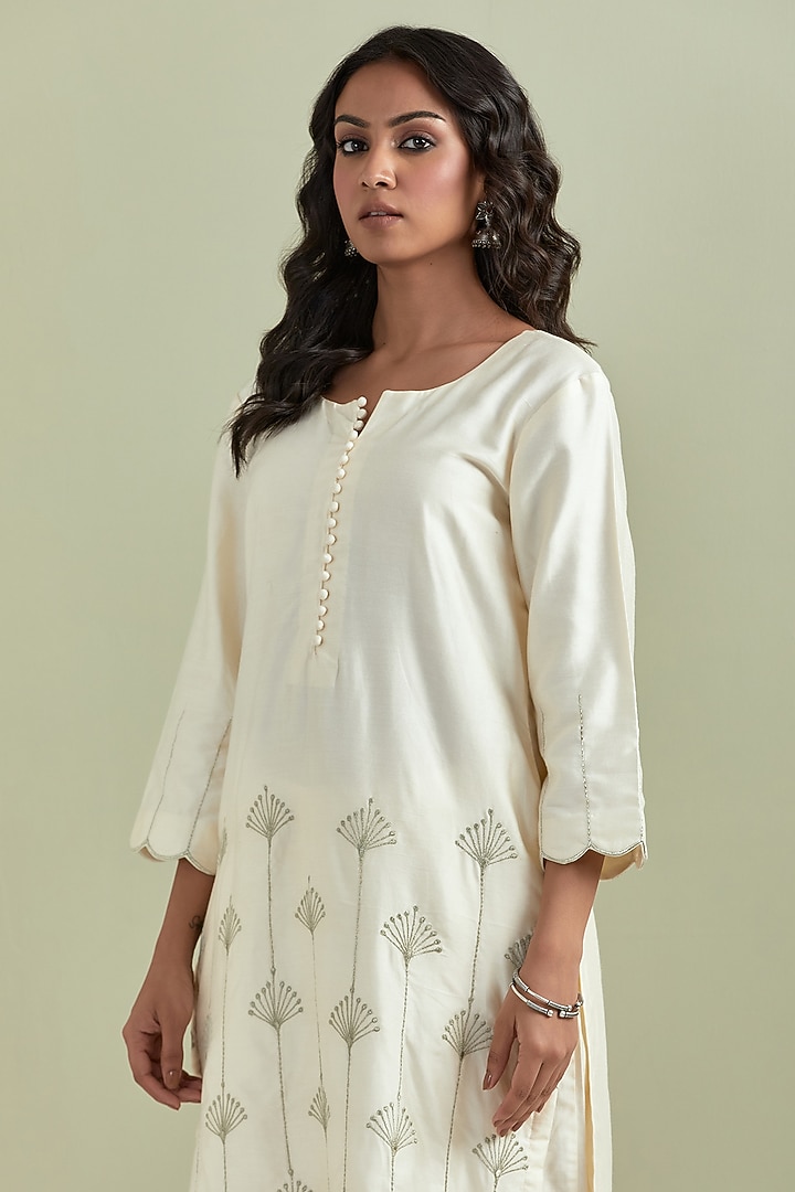 Off-White Chanderi Silk Embroidered Kurta Set by Priya chaudhary at Pernia's Pop Up Shop