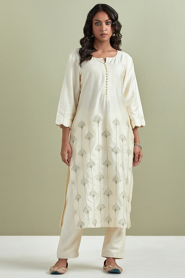 Off-White Chanderi Silk Embroidered Kurta Set by Priya chaudhary at Pernia's Pop Up Shop