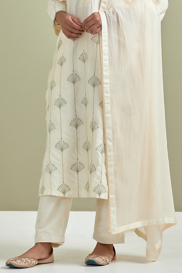 Off-White Chanderi Silk Embroidered Kurta Set by Priya chaudhary at Pernia's Pop Up Shop