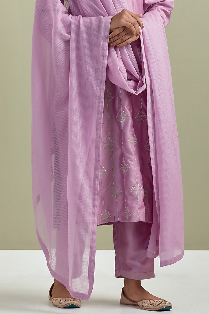 Purple Chanderi Silk Embroidered Kurta Set by Priya chaudhary at Pernia's Pop Up Shop