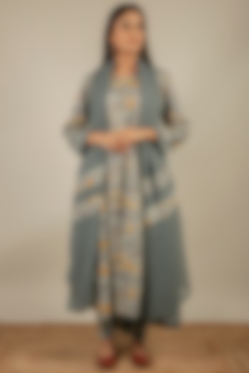 Dark Grey Printed Kurta Set by Priya chaudhary at Pernia's Pop Up Shop