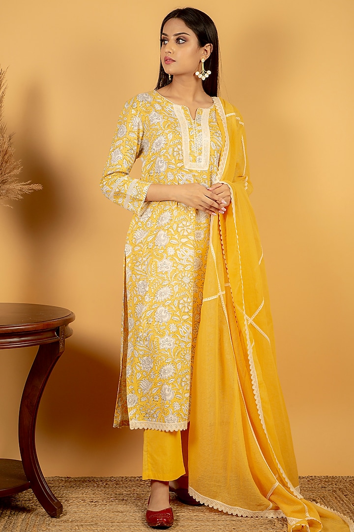 Dandelion Yellow Printed Kurta Set by Priya chaudhary
