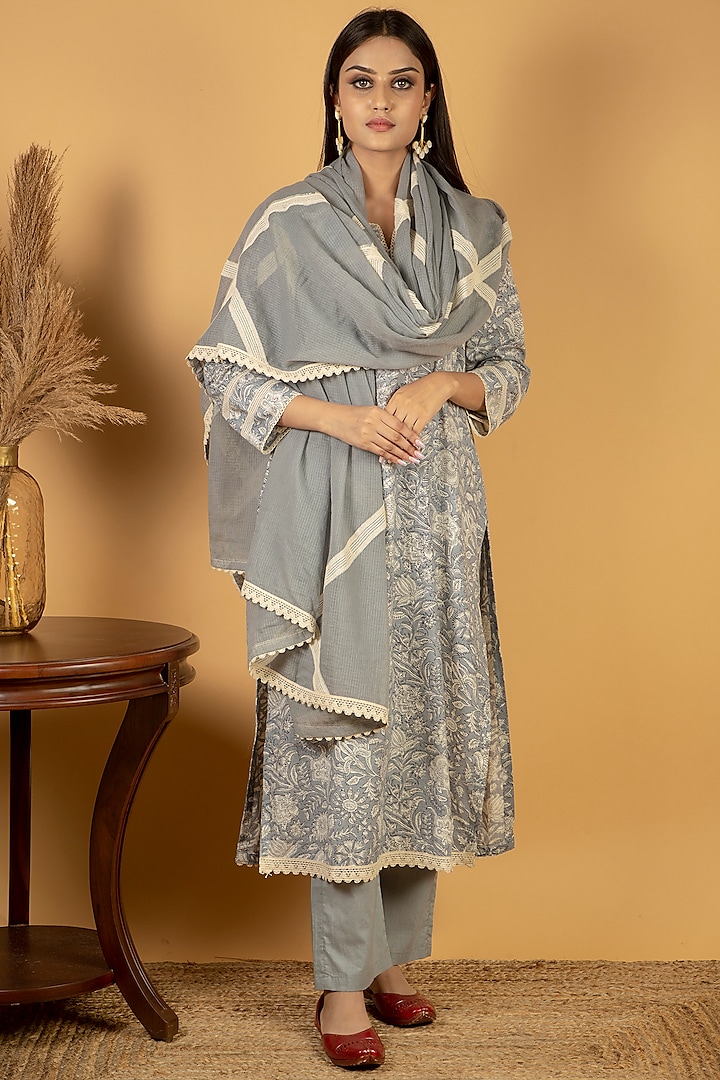 Grey Printed Kurta Set by Priya chaudhary at Pernia's Pop Up Shop