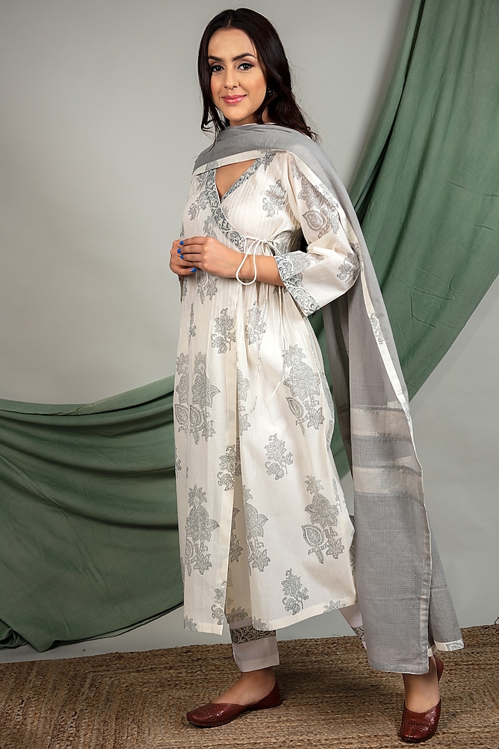 Off-White & Grey Printed Kurta Set by Priya chaudhary