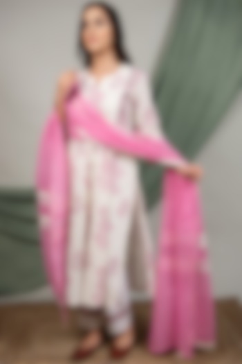 Off-White & Pink Printed Kurta Set by Priya chaudhary