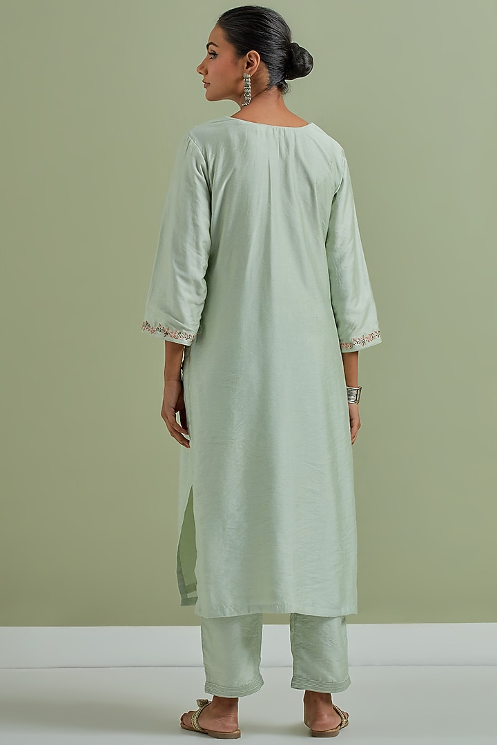 Green Chanderi Silk Embroidered Kurta Set by Priya chaudhary at Pernia's Pop Up Shop