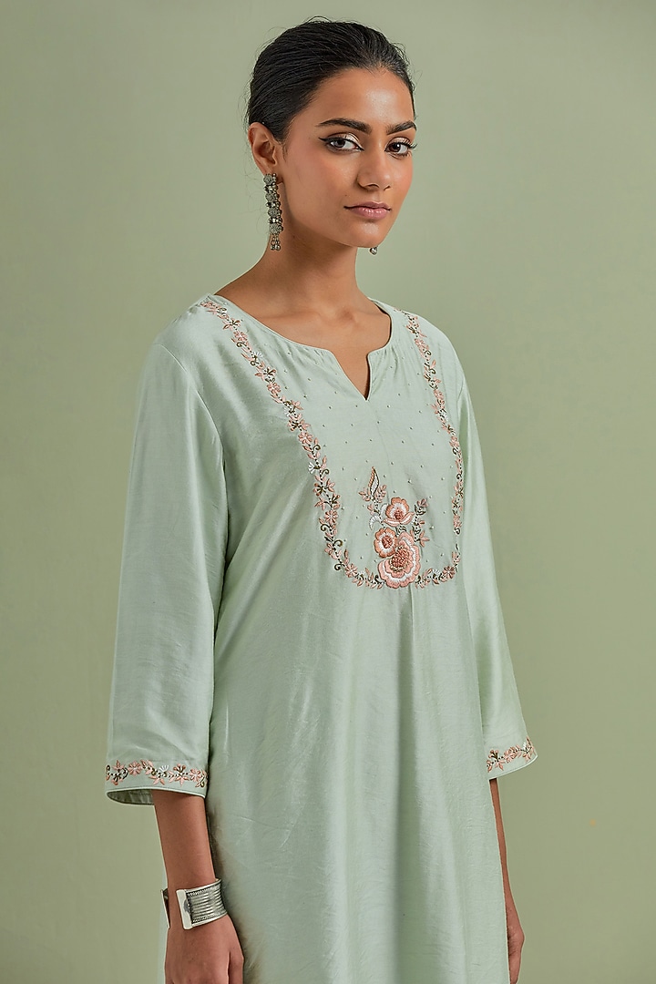 Green Chanderi Silk Embroidered Kurta Set by Priya chaudhary at Pernia's Pop Up Shop