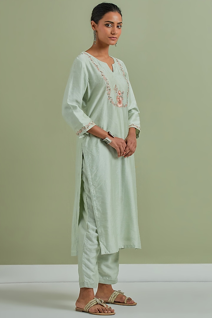 Green Chanderi Silk Embroidered Kurta Set by Priya chaudhary at Pernia's Pop Up Shop
