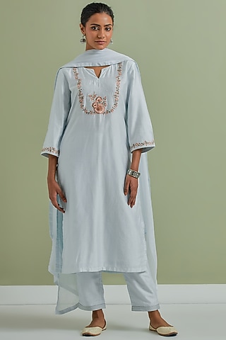 Powder Blue Chanderi Silk Embroidered Kurta Set by Priya chaudhary
