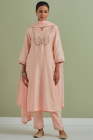 Peach Chanderi Silk Embroidered Kurta Set by Priya chaudhary