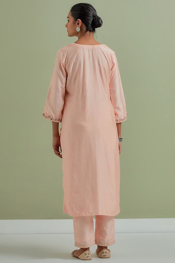 Peach Chanderi Silk Embroidered Kurta Set by Priya chaudhary at Pernia's Pop Up Shop