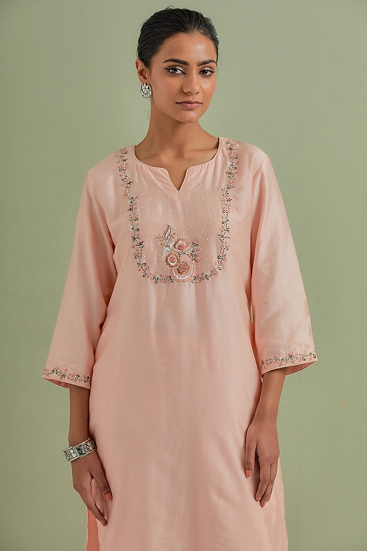 Peach Chanderi Silk Embroidered Kurta Set by Priya chaudhary at Pernia's Pop Up Shop