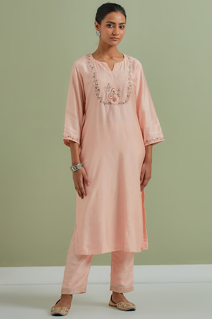 Peach Chanderi Silk Embroidered Kurta Set by Priya chaudhary at Pernia's Pop Up Shop