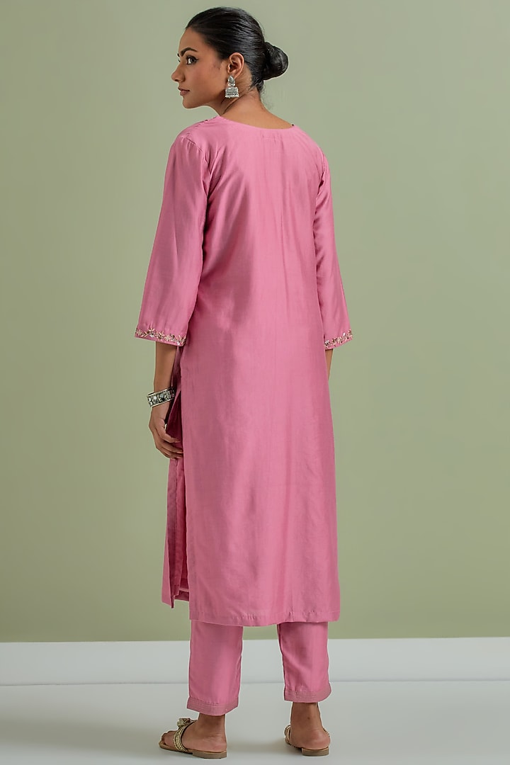Pink Chanderi Silk Embroidered Kurta Set by Priya chaudhary at Pernia's Pop Up Shop