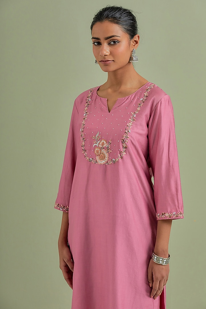 Pink Chanderi Silk Embroidered Kurta Set by Priya chaudhary at Pernia's Pop Up Shop