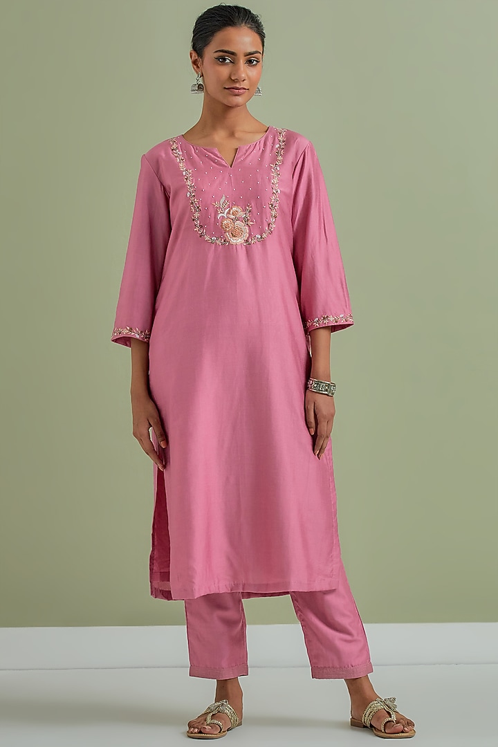 Pink Chanderi Silk Embroidered Kurta Set by Priya chaudhary at Pernia's Pop Up Shop