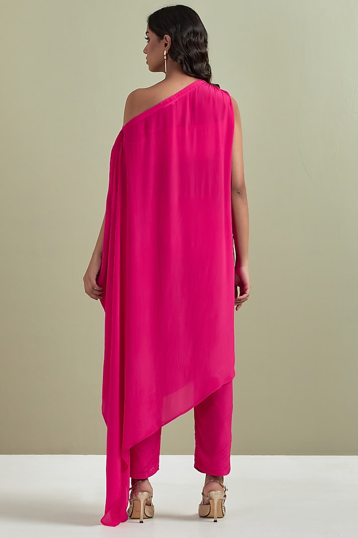 Pink Crepe Embroidered Kurta Set by Priya chaudhary at Pernia's Pop Up Shop