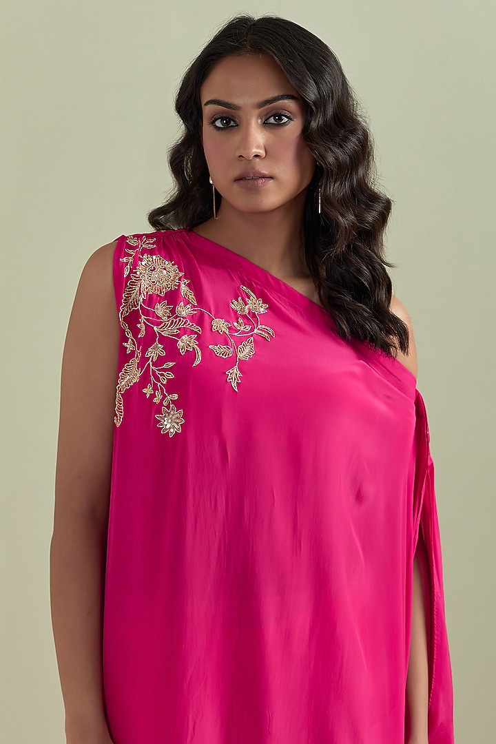 Pink Crepe Embroidered Kurta Set by Priya chaudhary at Pernia's Pop Up Shop