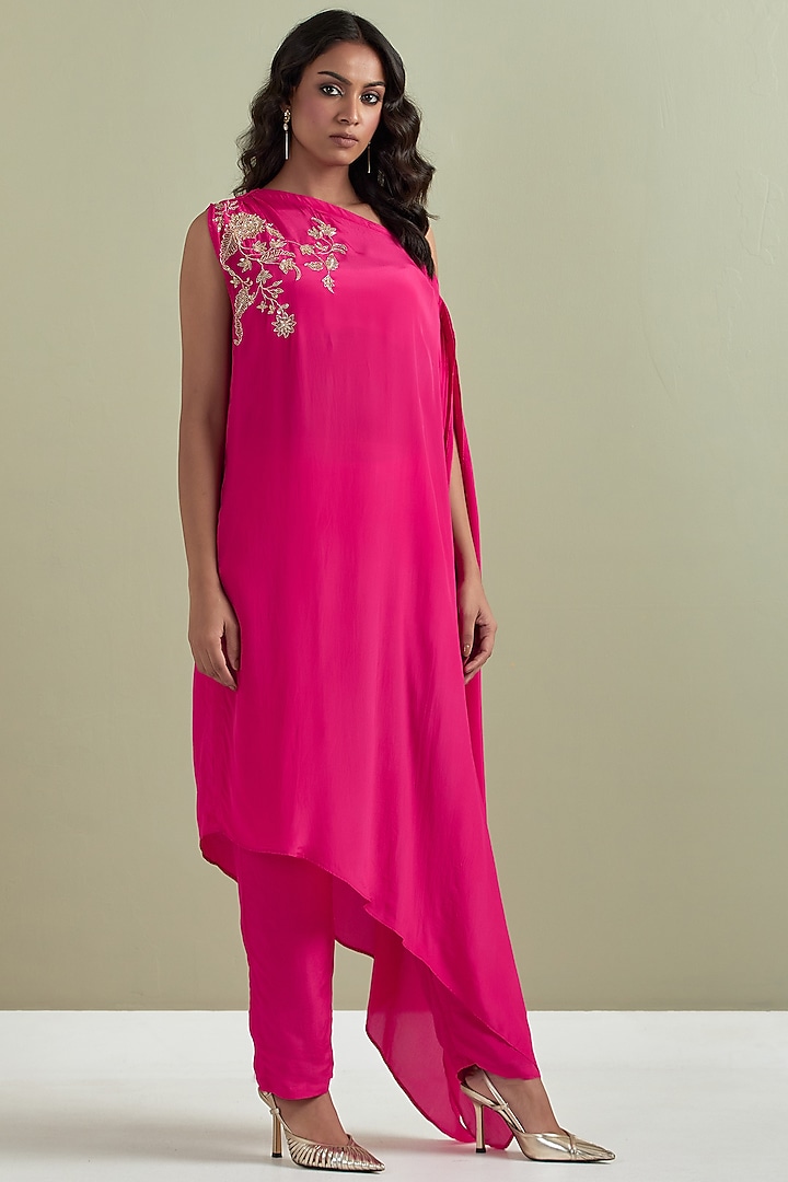 Pink Crepe Embroidered Kurta Set by Priya chaudhary at Pernia's Pop Up Shop