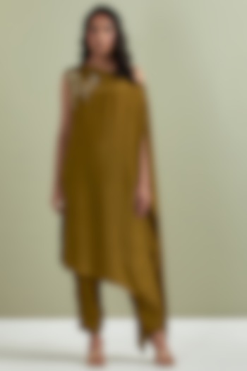Brown Crepe Embroidered Kurta Set by Priya chaudhary at Pernia's Pop Up Shop