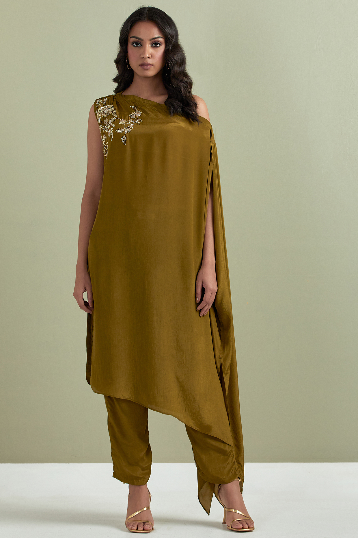 Brown Crepe Embroidered Kurta Set by Priya chaudhary at Pernia's Pop Up Shop