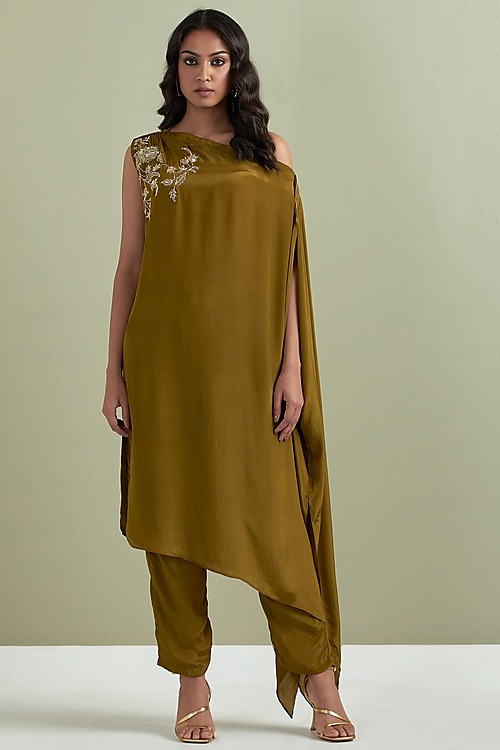 Brown Crepe Embroidered Kurta Set by Priya chaudhary
