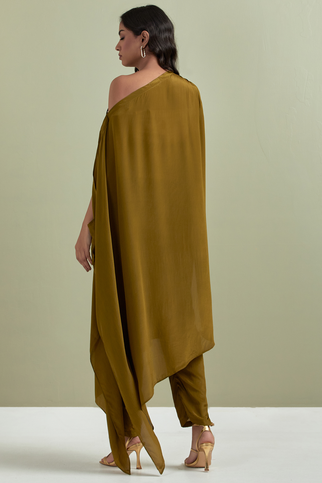 Brown Crepe Embroidered Kurta Set by Priya chaudhary