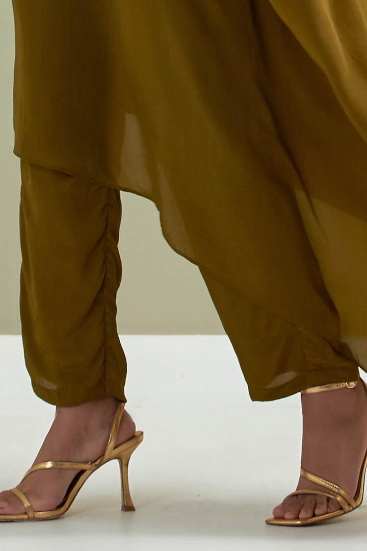 Brown Crepe Embroidered Kurta Set by Priya chaudhary at Pernia's Pop Up Shop