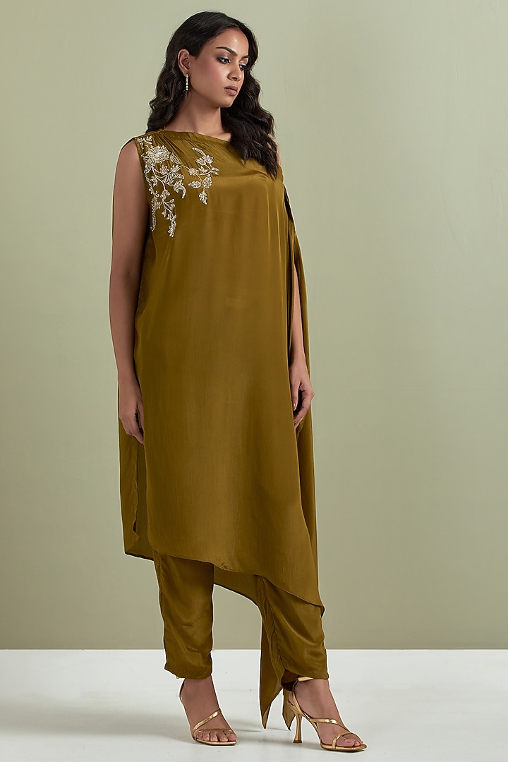 Brown Crepe Embroidered Kurta Set by Priya chaudhary at Pernia's Pop Up Shop