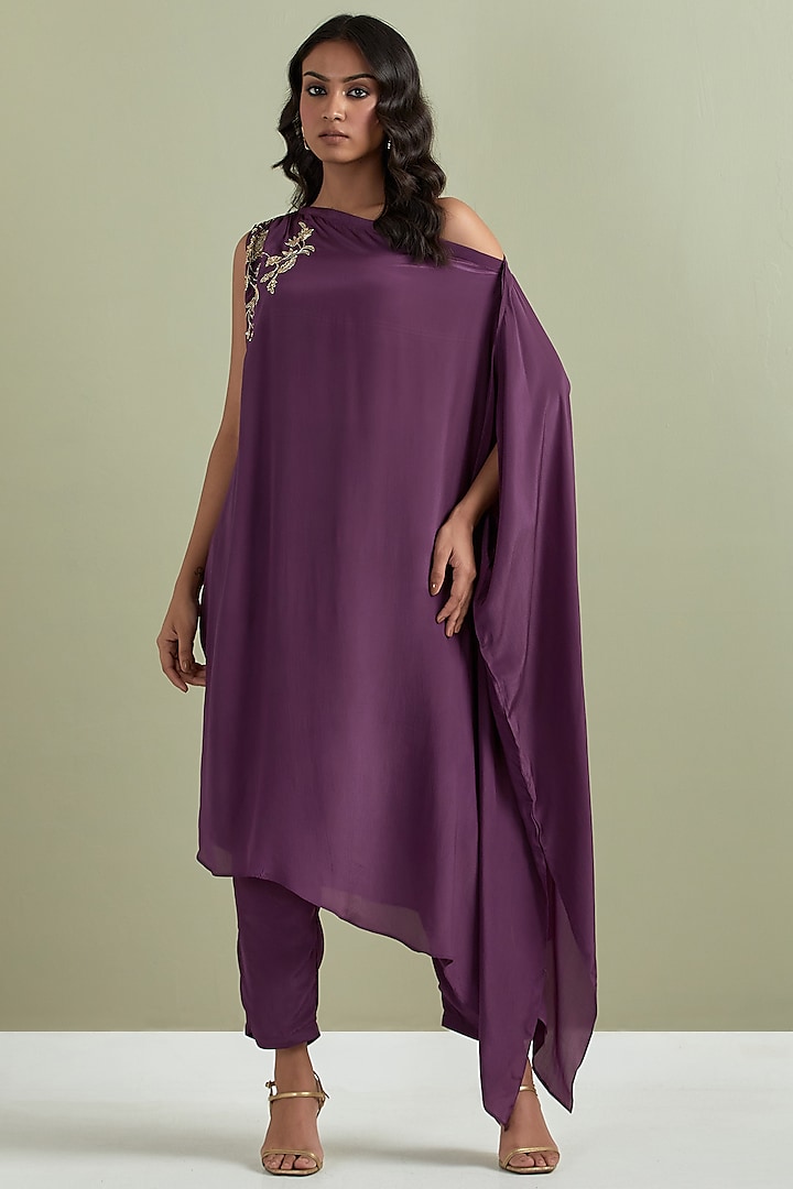 Purple Crepe Embroidered Kurta Set by Priya chaudhary at Pernia's Pop Up Shop