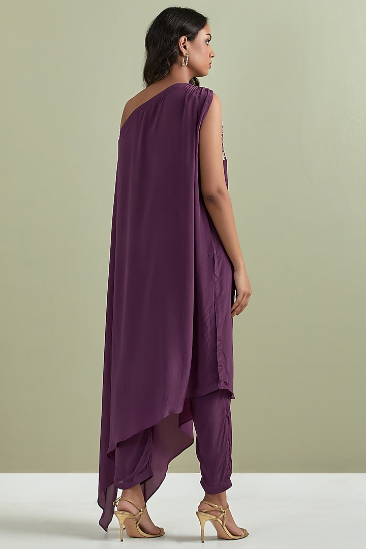 Purple Crepe Embroidered Kurta Set by Priya chaudhary at Pernia's Pop Up Shop