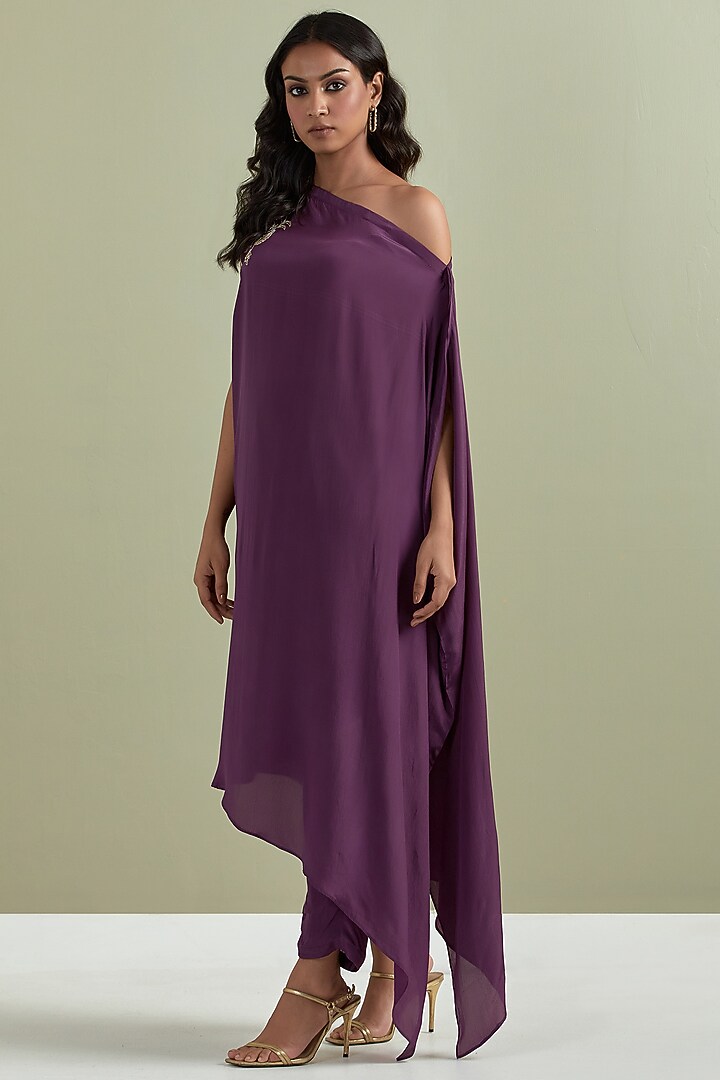 Purple Crepe Embroidered Kurta Set by Priya chaudhary at Pernia's Pop Up Shop