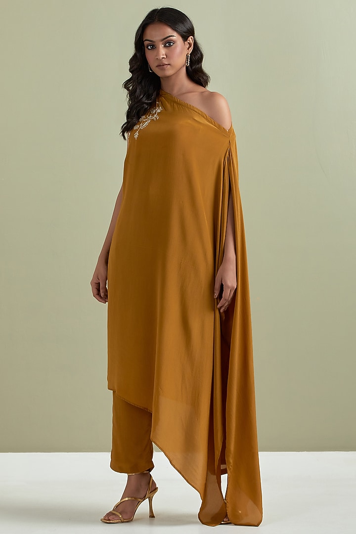 Mustard Crepe Embroidered Kurta Set by Priya chaudhary at Pernia's Pop Up Shop