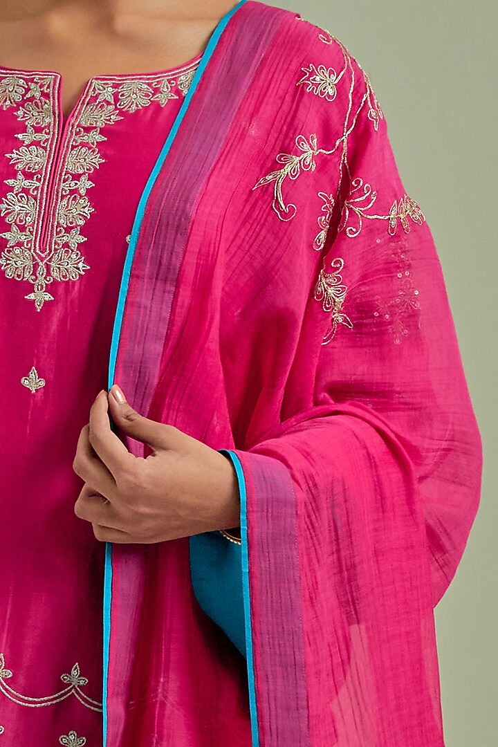 Pink Chanderi Silk Embroidered Kurta Set by Priya chaudhary at Pernia's Pop Up Shop