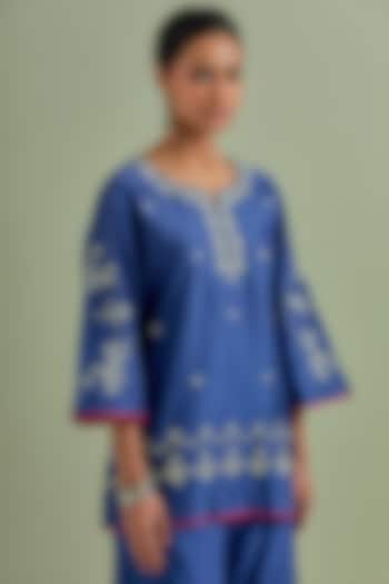 Blue Chanderi Silk Embroidered Kurta by Priya chaudhary at Pernia's Pop Up Shop