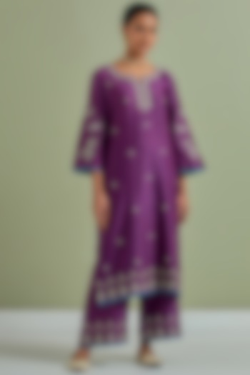 Purple Chanderi Silk Embroidered Kurta by Priya chaudhary at Pernia's Pop Up Shop