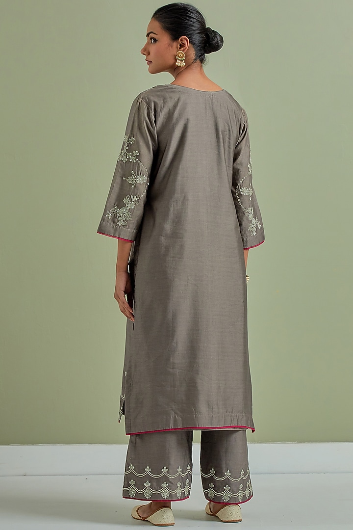 Grey Chanderi Silk Embroidered Kurta Set by Priya chaudhary at Pernia's Pop Up Shop