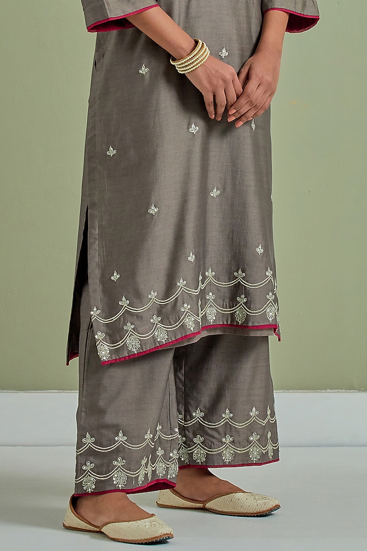 Grey Chanderi Silk Embroidered Kurta Set by Priya chaudhary at Pernia's Pop Up Shop
