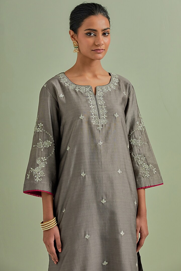 Grey Chanderi Silk Embroidered Kurta Set by Priya chaudhary at Pernia's Pop Up Shop