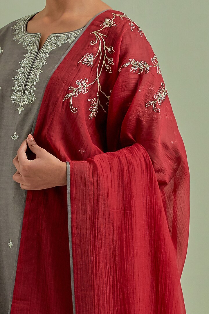 Grey Chanderi Silk Embroidered Kurta Set by Priya chaudhary at Pernia's Pop Up Shop