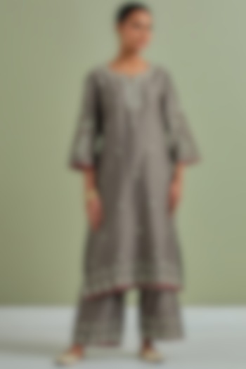 Grey Chanderi Silk Embroidered Kurta Set by Priya chaudhary at Pernia's Pop Up Shop