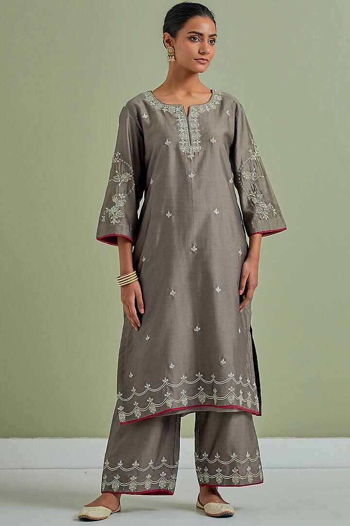 Grey Chanderi Silk Embroidered Kurta Set by Priya chaudhary at Pernia's Pop Up Shop