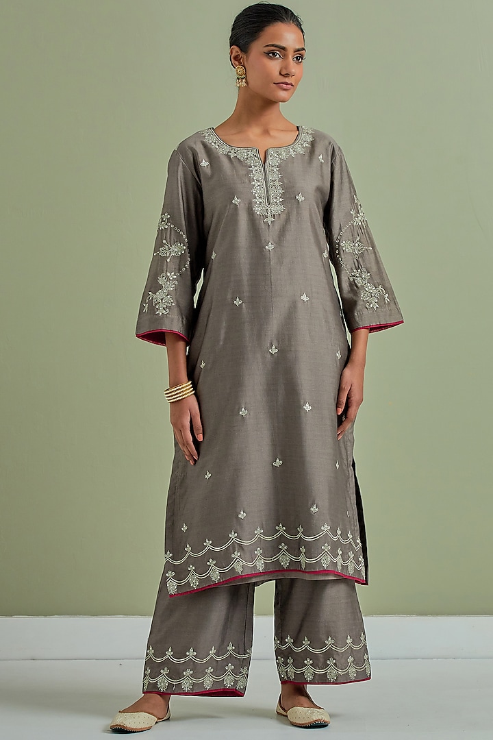 Grey Chanderi Silk Embroidered Kurta by Priya chaudhary at Pernia's Pop Up Shop