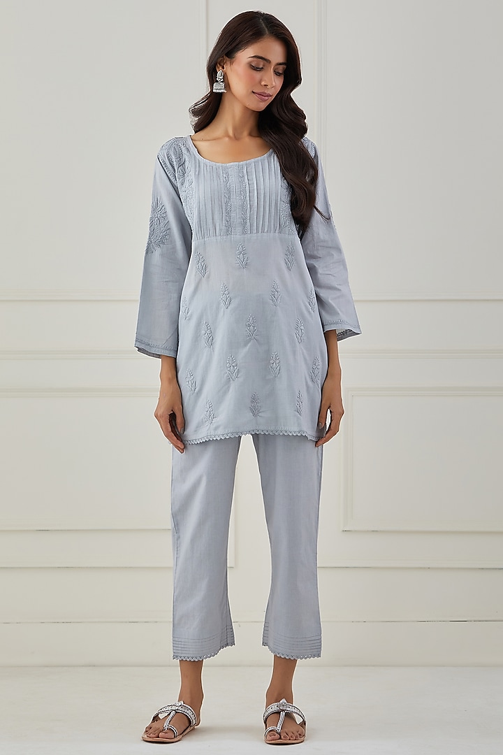 Grey Embroidered Kurta Set by Priya chaudhary at Pernia's Pop Up Shop