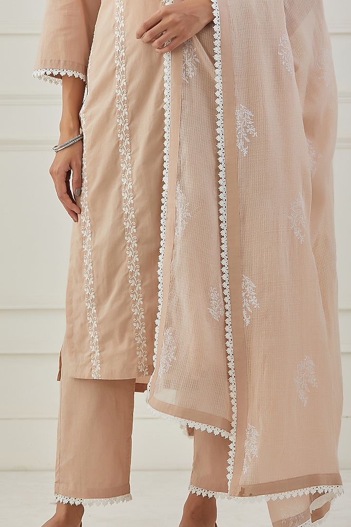 Beige Embroidered Kurta Set by Priya chaudhary at Pernia's Pop Up Shop