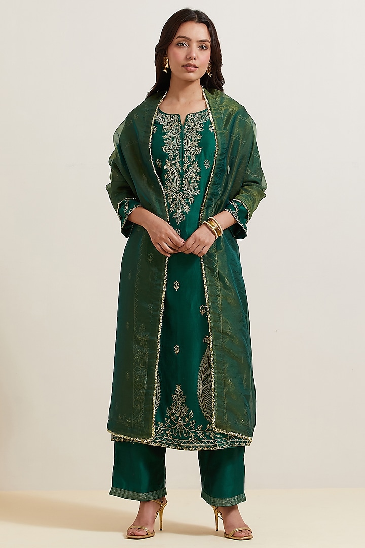 Green Chanderi Silk Embroidered Kurta Set by Priya chaudhary at Pernia's Pop Up Shop