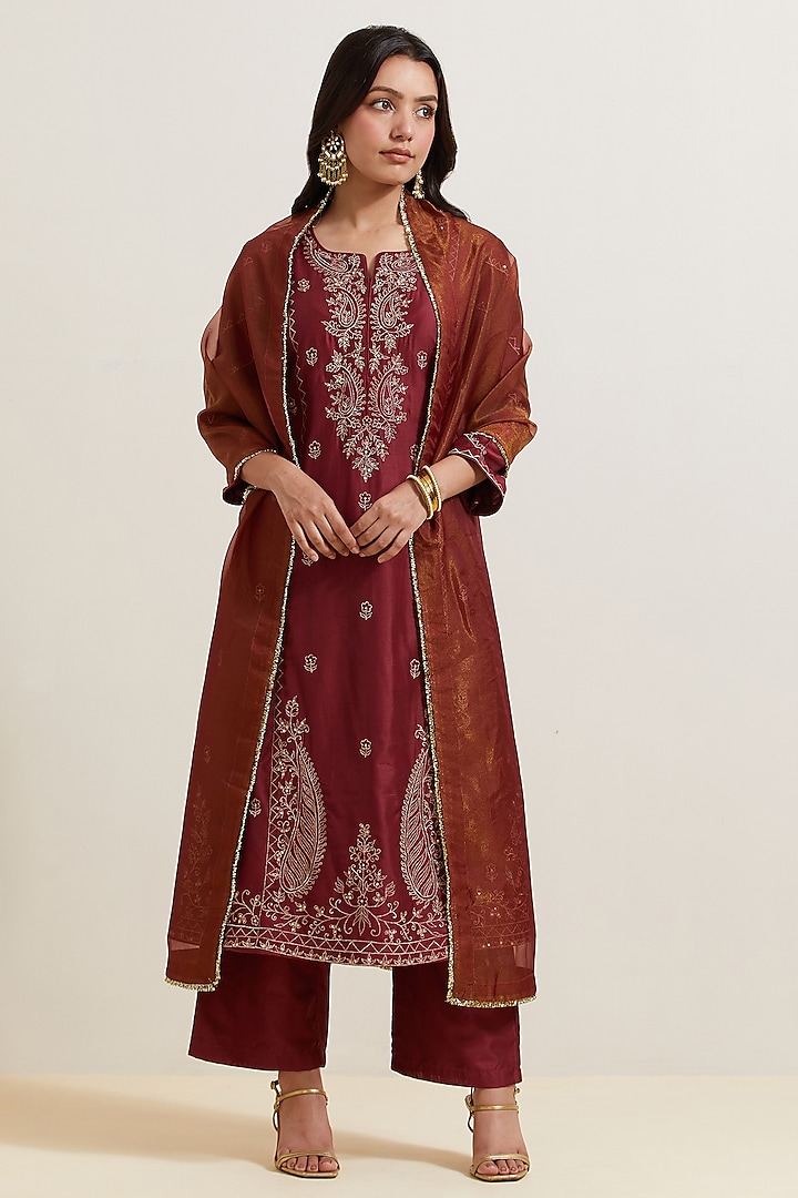 Maroon Chanderi Silk Embroidered Kurta Set by Priya chaudhary at Pernia's Pop Up Shop