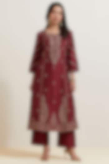 Maroon Chanderi Silk Embroidered Kurta Set by Priya chaudhary at Pernia's Pop Up Shop