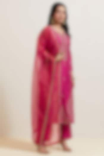 Pink Chanderi Silk Embroidered Kurta Set by Priya chaudhary at Pernia's Pop Up Shop